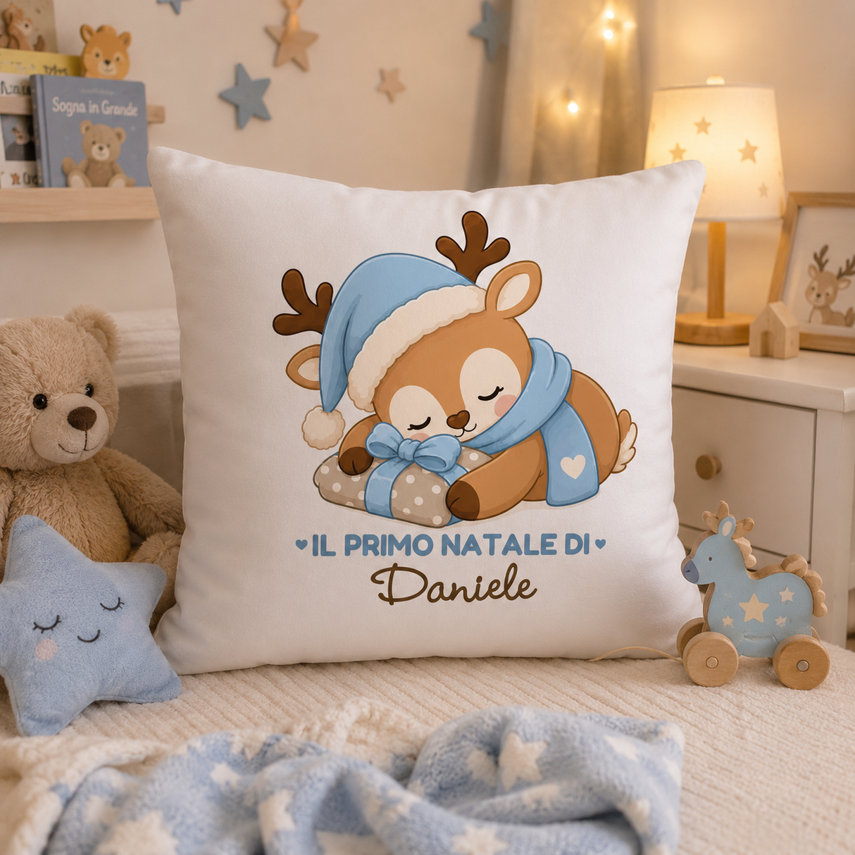 Cuscino bianco con illustrazione renna azzurra dormiente e nome Daniele