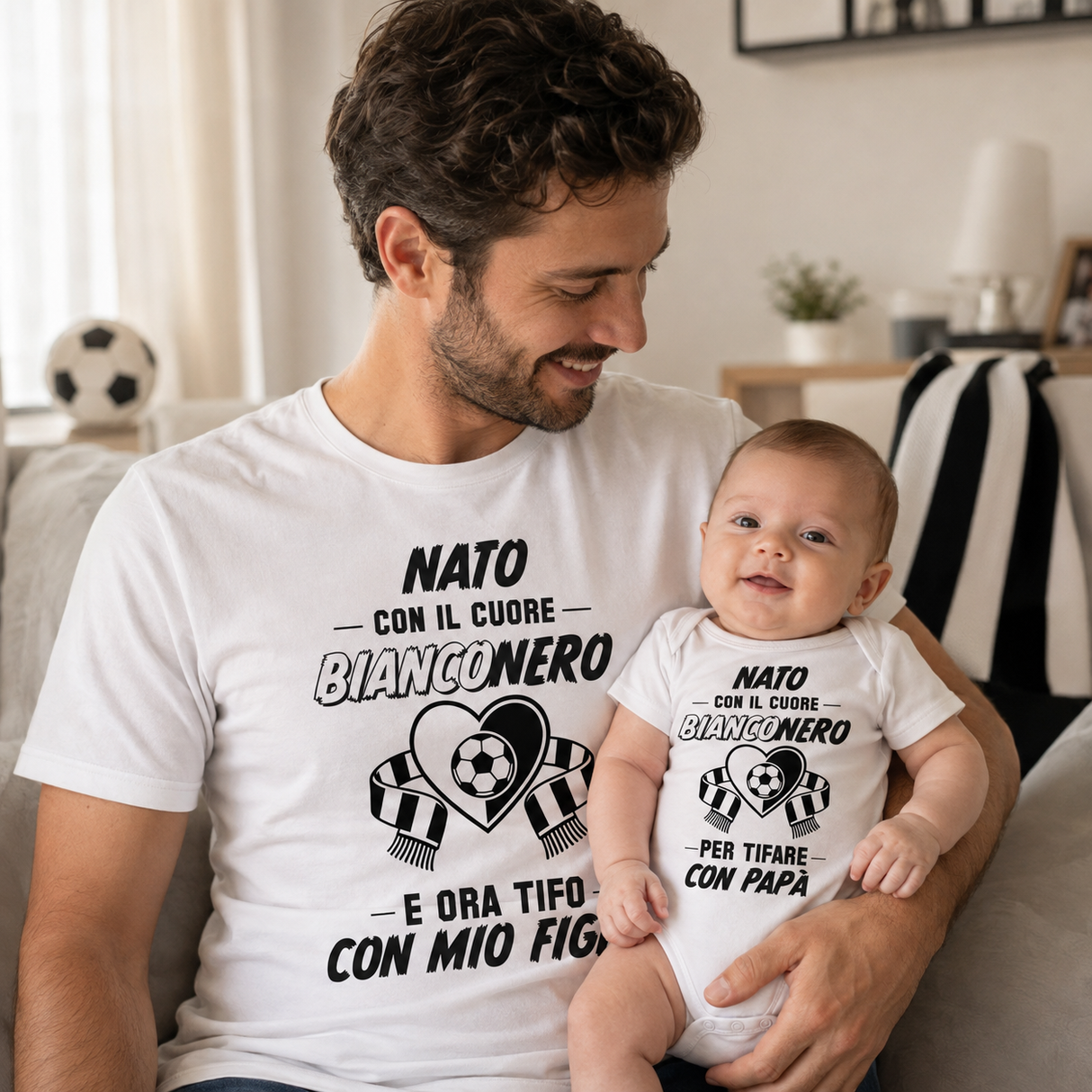 Padre con bimbo in t-shirt e body bianchi con stampa calcio nera Bianconerо