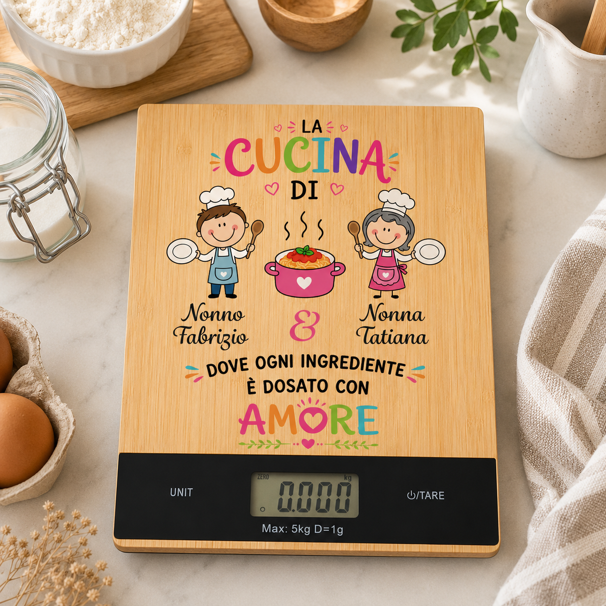 Bilancia digitale da cucina in bambù con display, grafica “La Cucina di Nonno e Nonna”