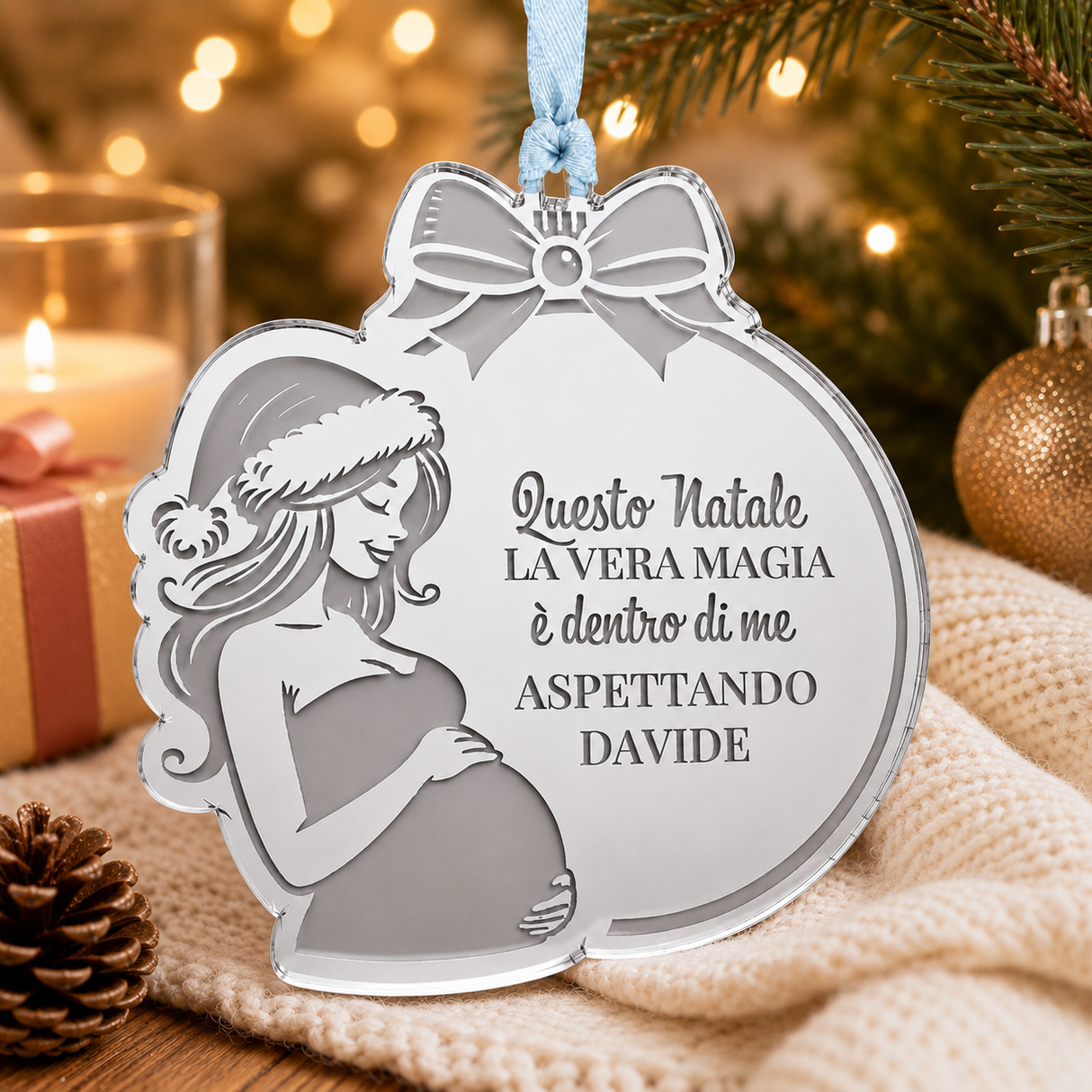 Decorazione albero Natale plexiglass argento: donna incinta, fiocco e scritta “DAVIDE”.