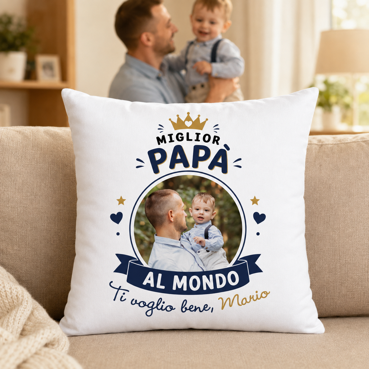 Cuscino bianco con foto incorniciata e scritta 'Miglior Papà al Mondo'.