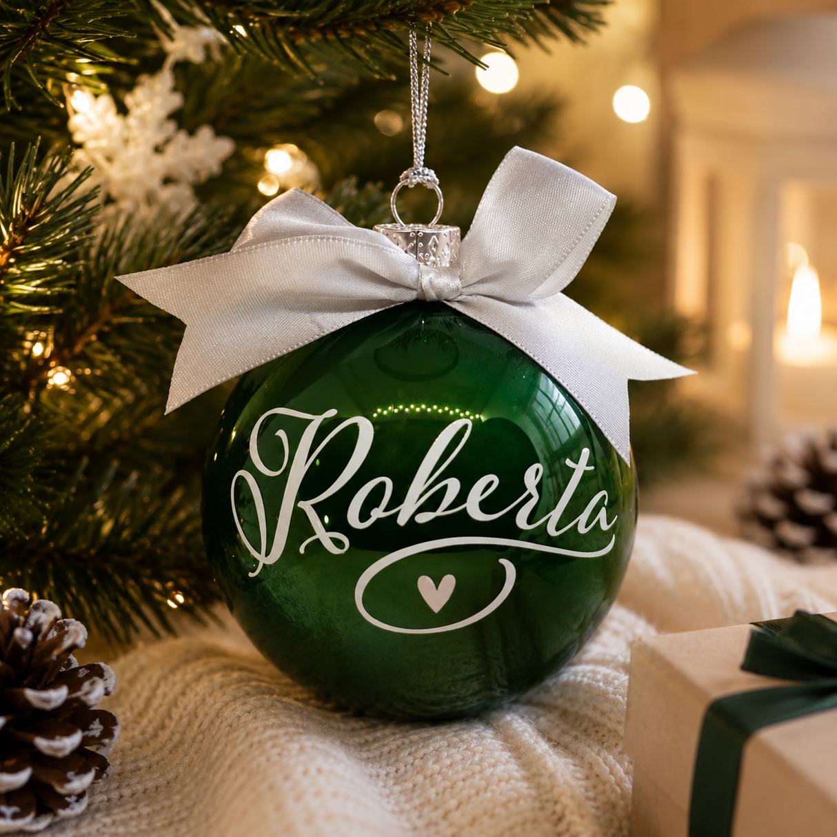 Pallina di Natale in vetro verde con fiocco bianco e nome Roberta