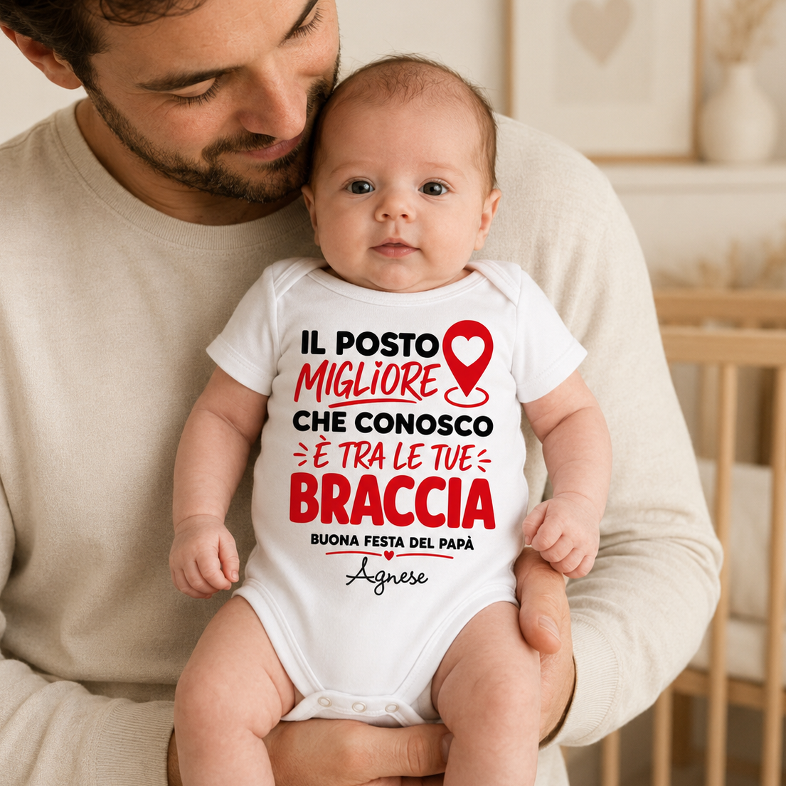 Body neonato bianco con scritta Festa del Papà e nome Agnese, indossato