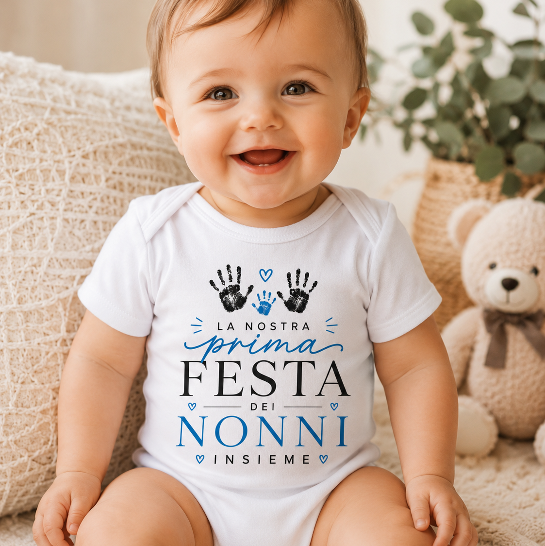 Body neonato bianco con scritta Festa dei Nonni azzurra e dettagli con manine