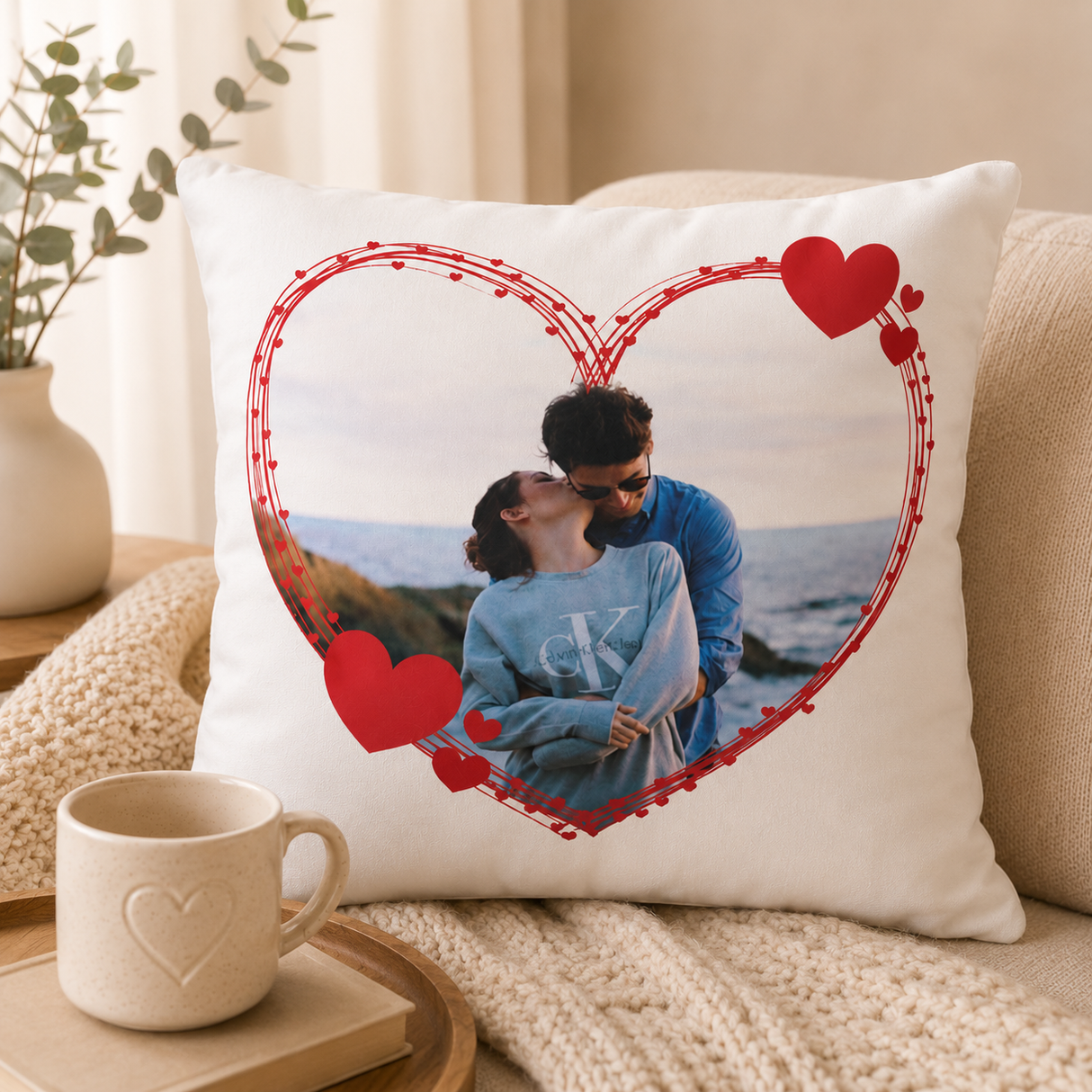 Cuscino bianco personalizzato con foto di coppia e cuore rosso decorativo