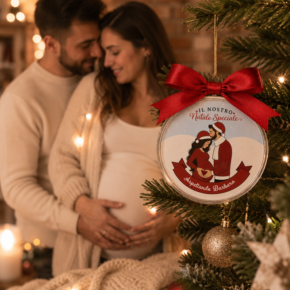 Pallina natalizia sferica appesa con fiocco rosso e grafica “Il Nostro Natale Speciale”