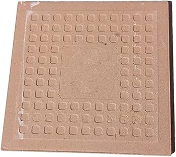 Piastrella in ceramica quadrata beige con motivo a rilievo di piccoli quadrati
