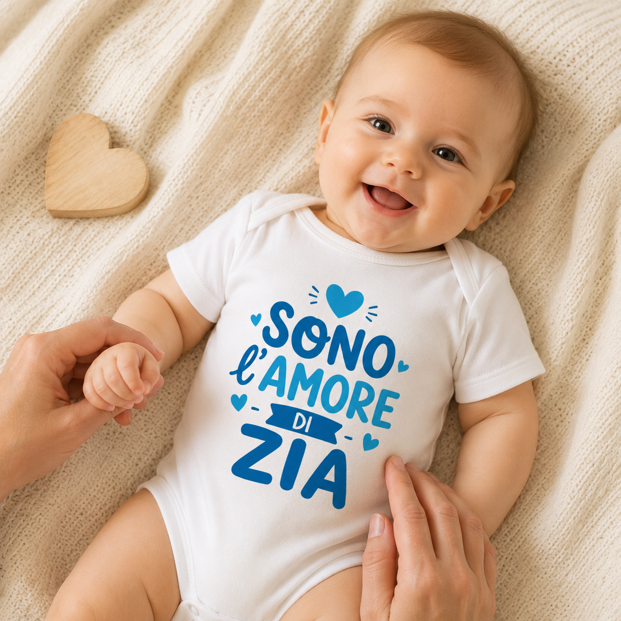 Body neonato bianco con scritta blu «Sono l’amore di Zia» e cuori