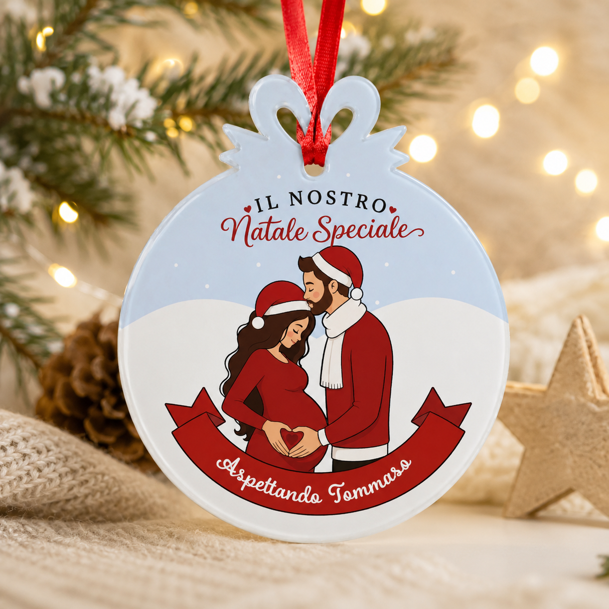 Ornamento rotondo natalizio con nastr o rosso, illustrazione di coppia e “Il Nostro Natale Speciale”.