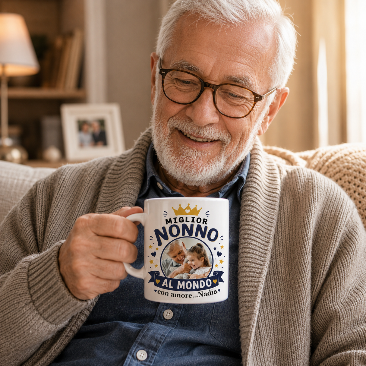 Tazza bianca “Miglior Nonno al Mondo” con foto e dedica, tenuta in mano