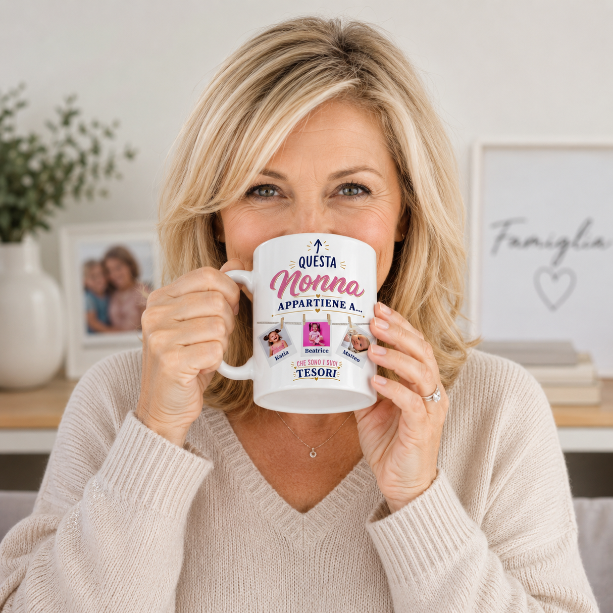 Tazza bianca con scritta “Questa Nonna appartiene a…” e foto dei nipoti