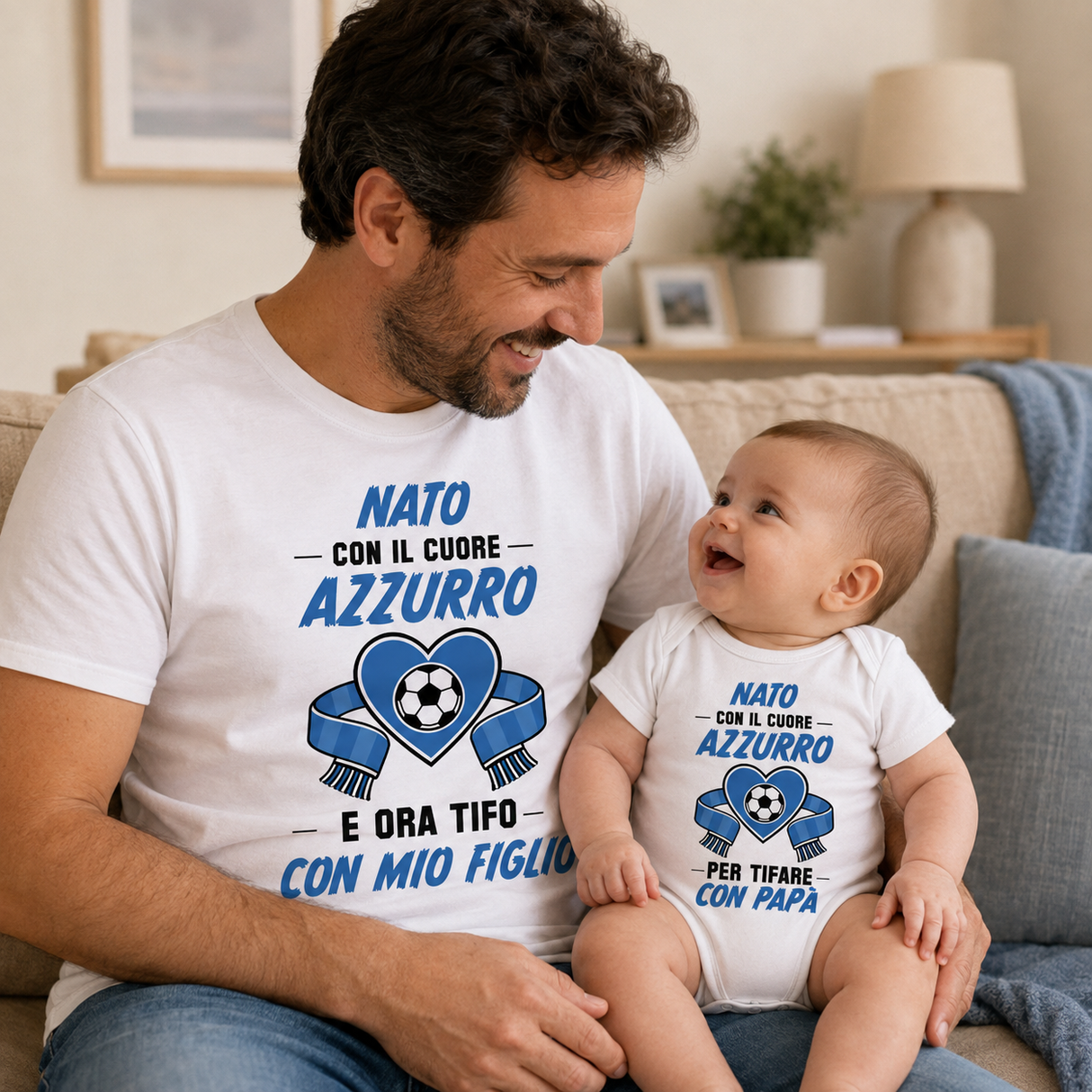 Maglietta bianca calcio con cuore e pallone, scritta azzurro, indossata da padre e bimbo
