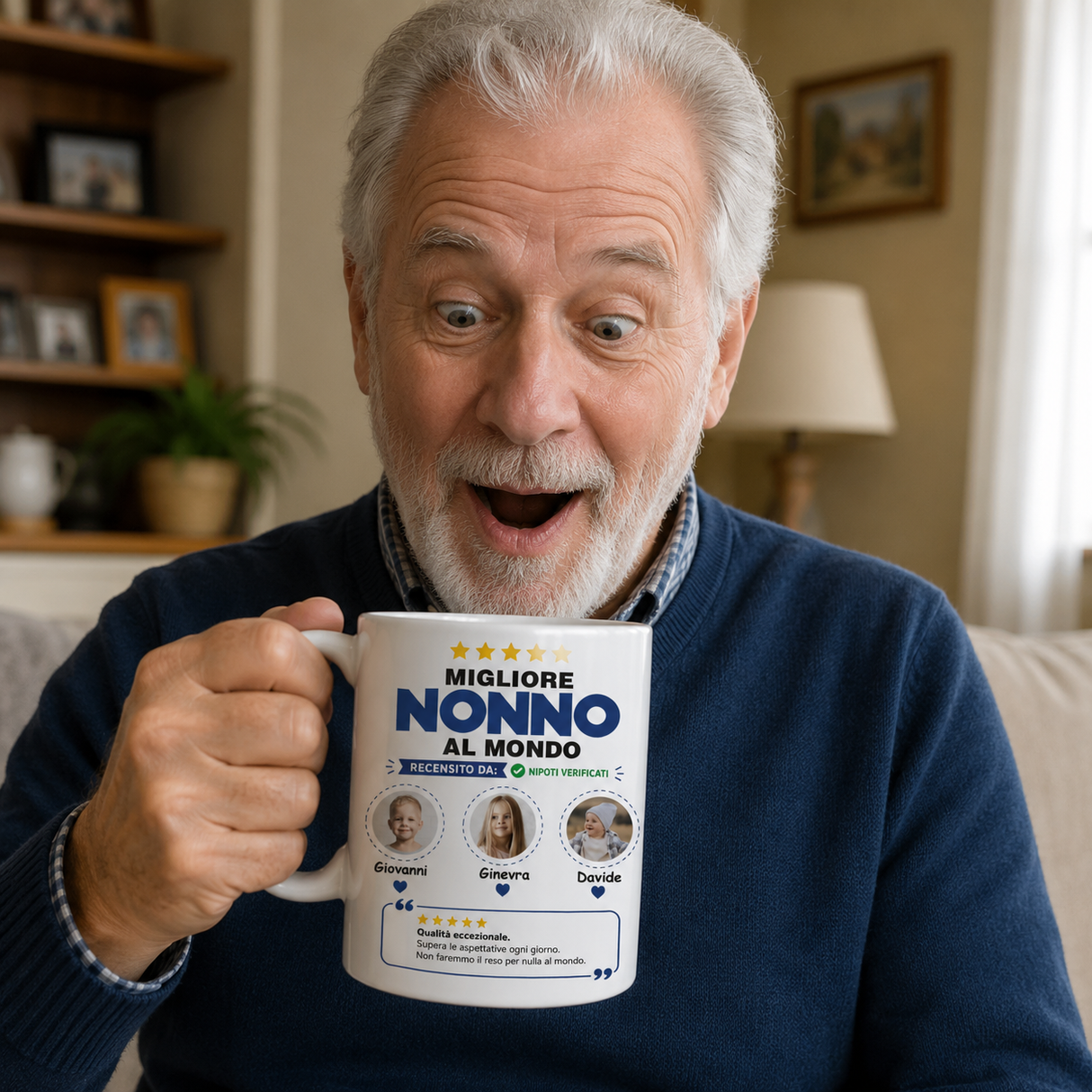 Uomo anziano tiene in mano tazza bianca “Migliore Nonno al Mondo” con nome Giovanni
