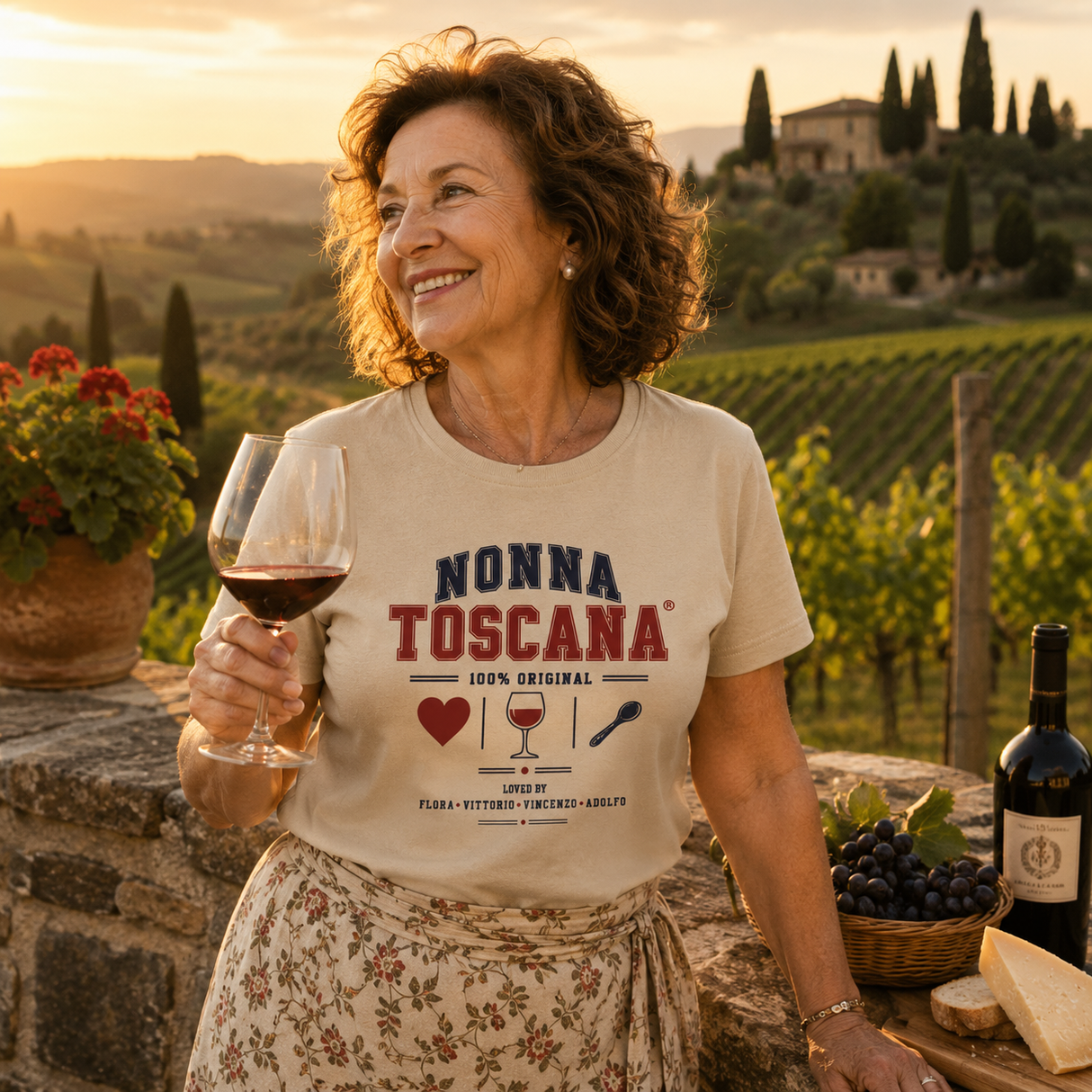 T-shirt beige con stampa “NONNA TOSCANA” e calice, scollo tondo