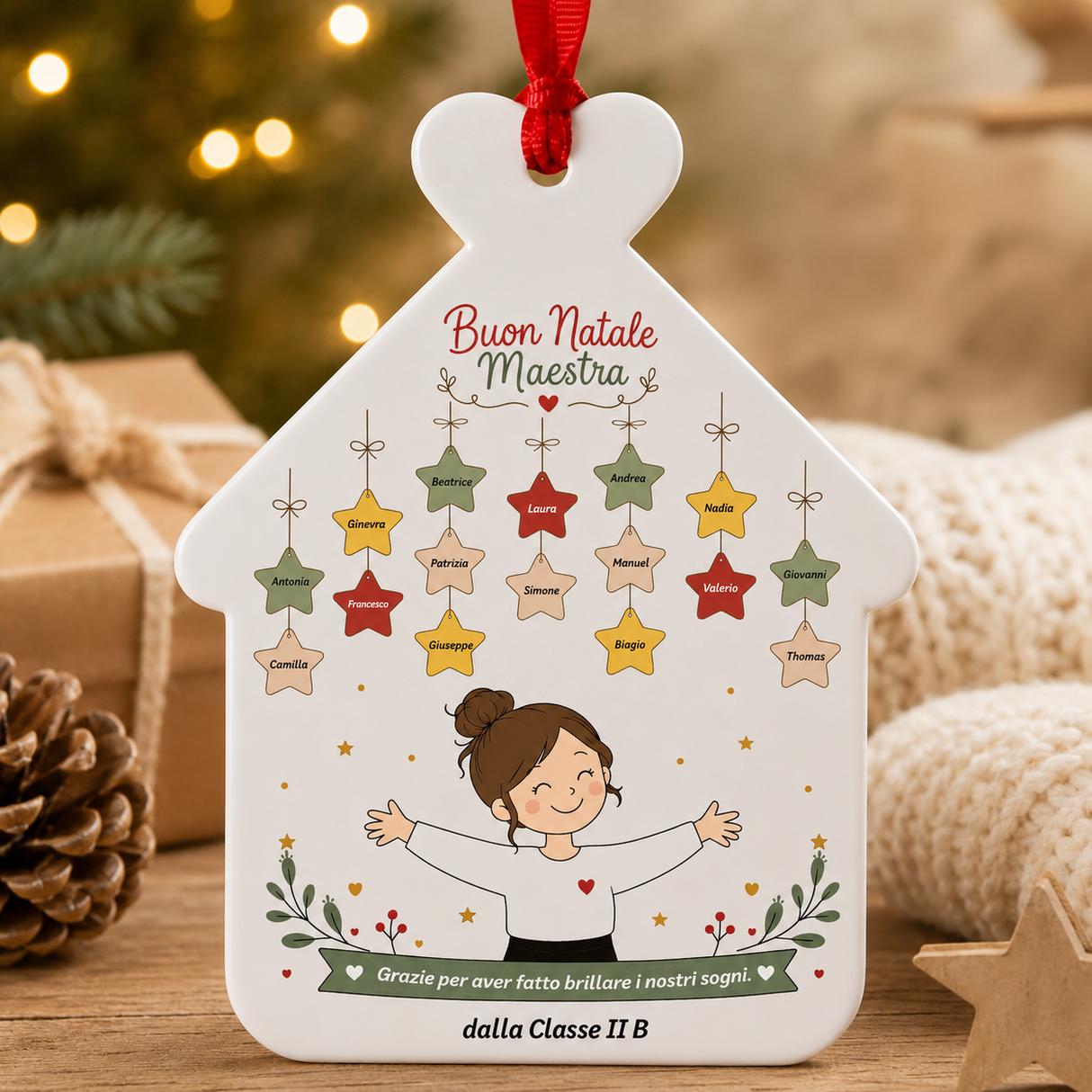 Decorazione casetta bianca con fiocco rosso, scritta Buon Natale Maestra e nomi