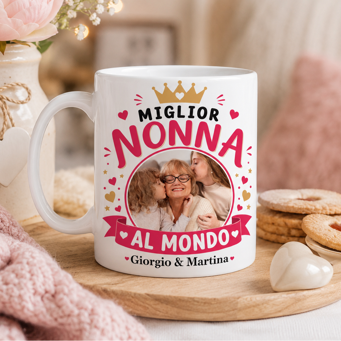 Tazza bianca personalizzata con foto e scritta "Miglior Nonna al Mondo" su supporto