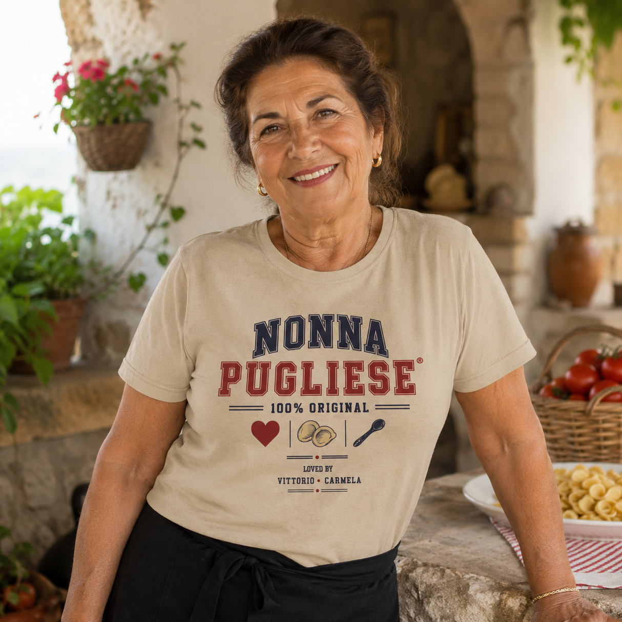 T-shirt beige NONNA PUGLIESE indossata con stampa colorata sul davanti