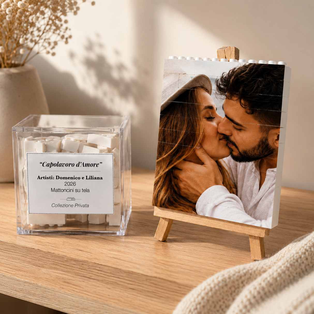 Set con pannello fotografico su cavalletto e scatola di mattoncini con foto