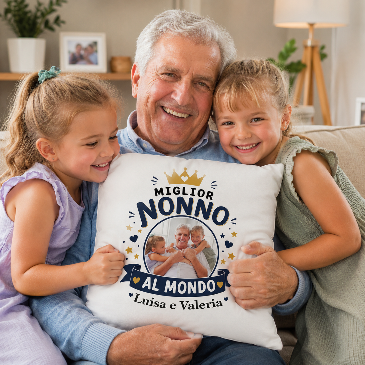Cuscino bianco 'Miglior Nonno al Mondo' con foto, tenuto da nonno e bambini