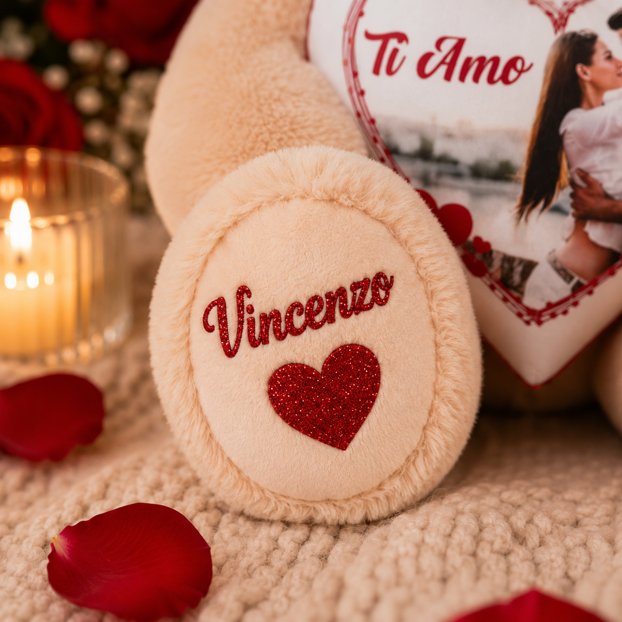 Orsetto di peluche beige con zampa glitterata e cuore rosso con nome Vincenzo