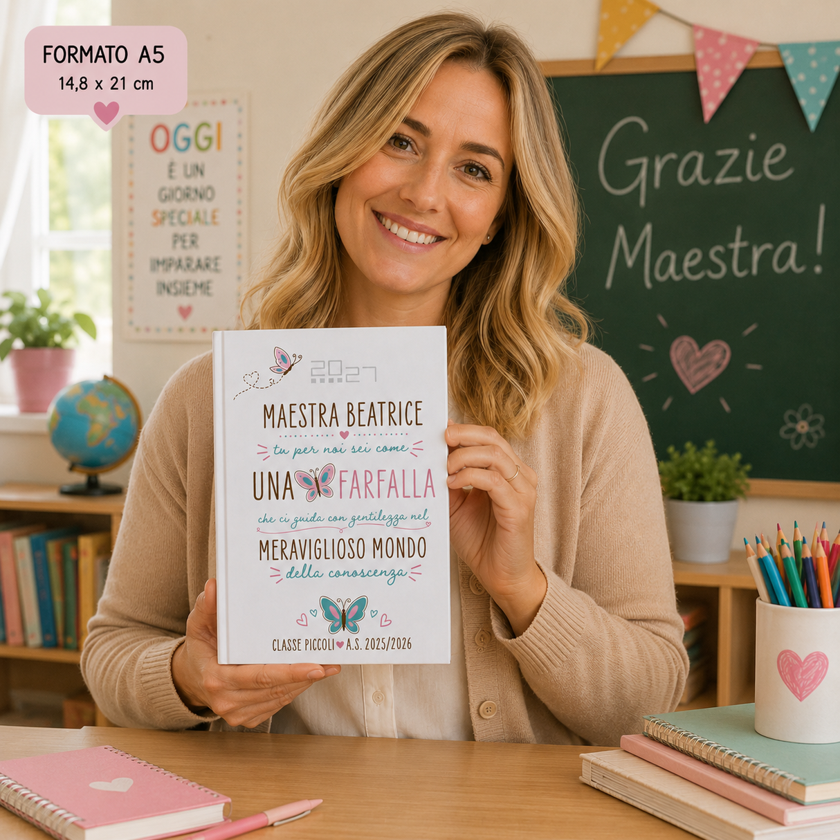 Agenda personalizzata A5 bianca con farfalla colorata, tenuta in mano