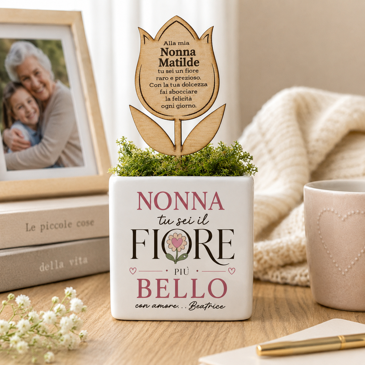 Vaso bianco con fiore in legno inciso e scritta NONNA: Tu sei il fiore più bello