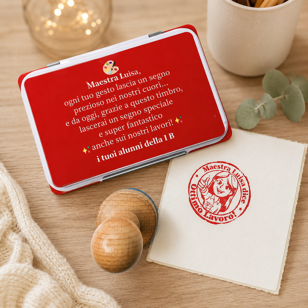Confezione regalo natalizia personalizzata con pallina in vetro rossa e timbro Maestra