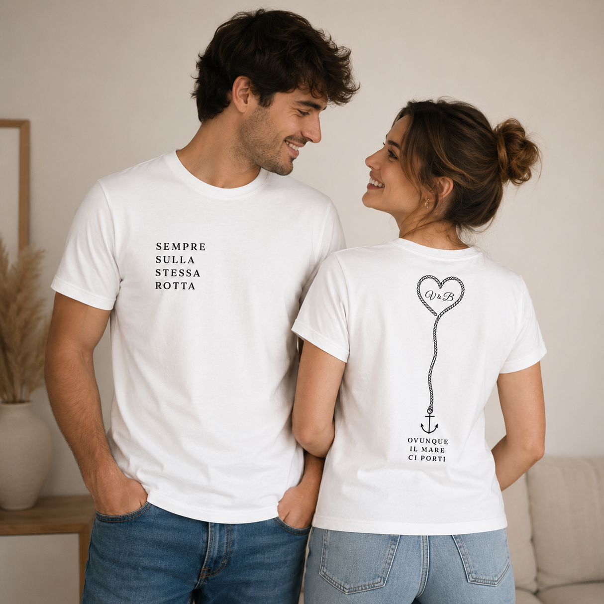 Coppia di magliette: lui con scritta SEmpre Sulla Stessa Rotta, lei con cuore-ancora sul retro