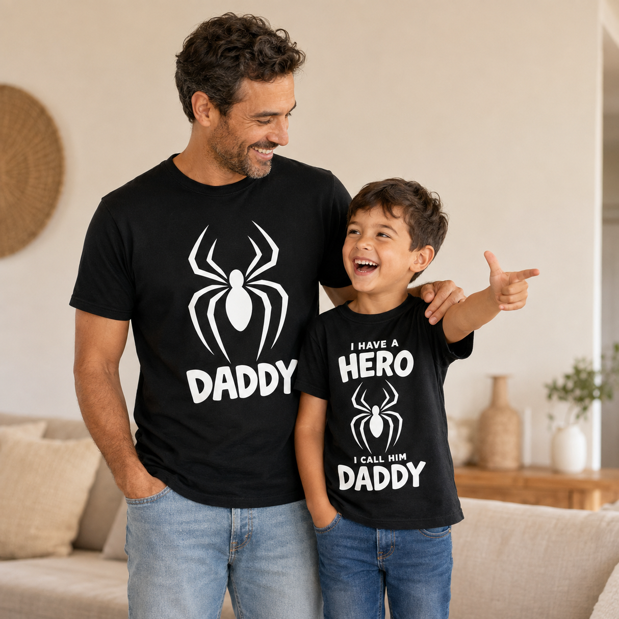 Set t-shirt nere papà e figlio con grafica ragno bianca e scritte Daddy Hero