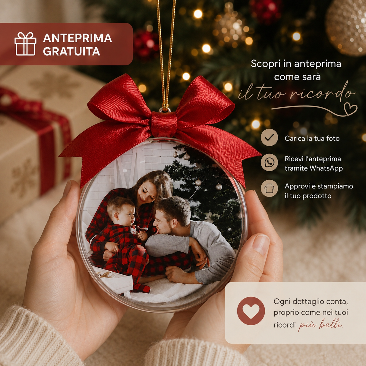 Pallina natalizia trasparente con foto famiglia e fiocco rosso, tenuta in mano.