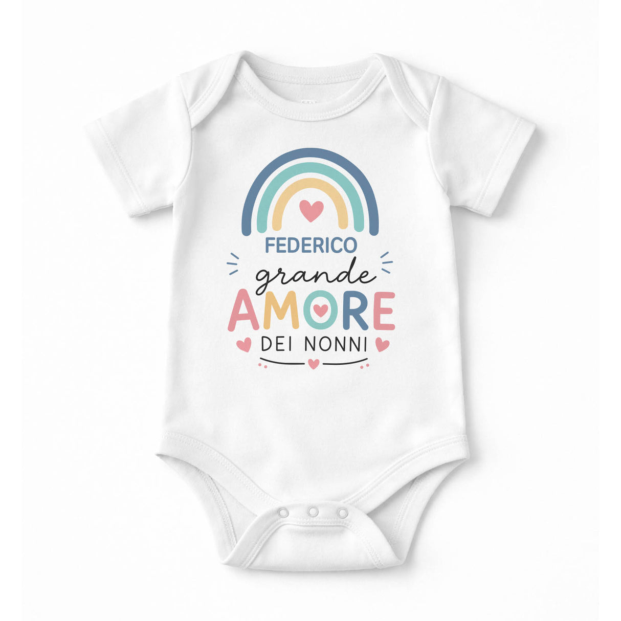 Body neonato bianco con arcobaleno e scritta FEDERICO: grande amore dei nonni