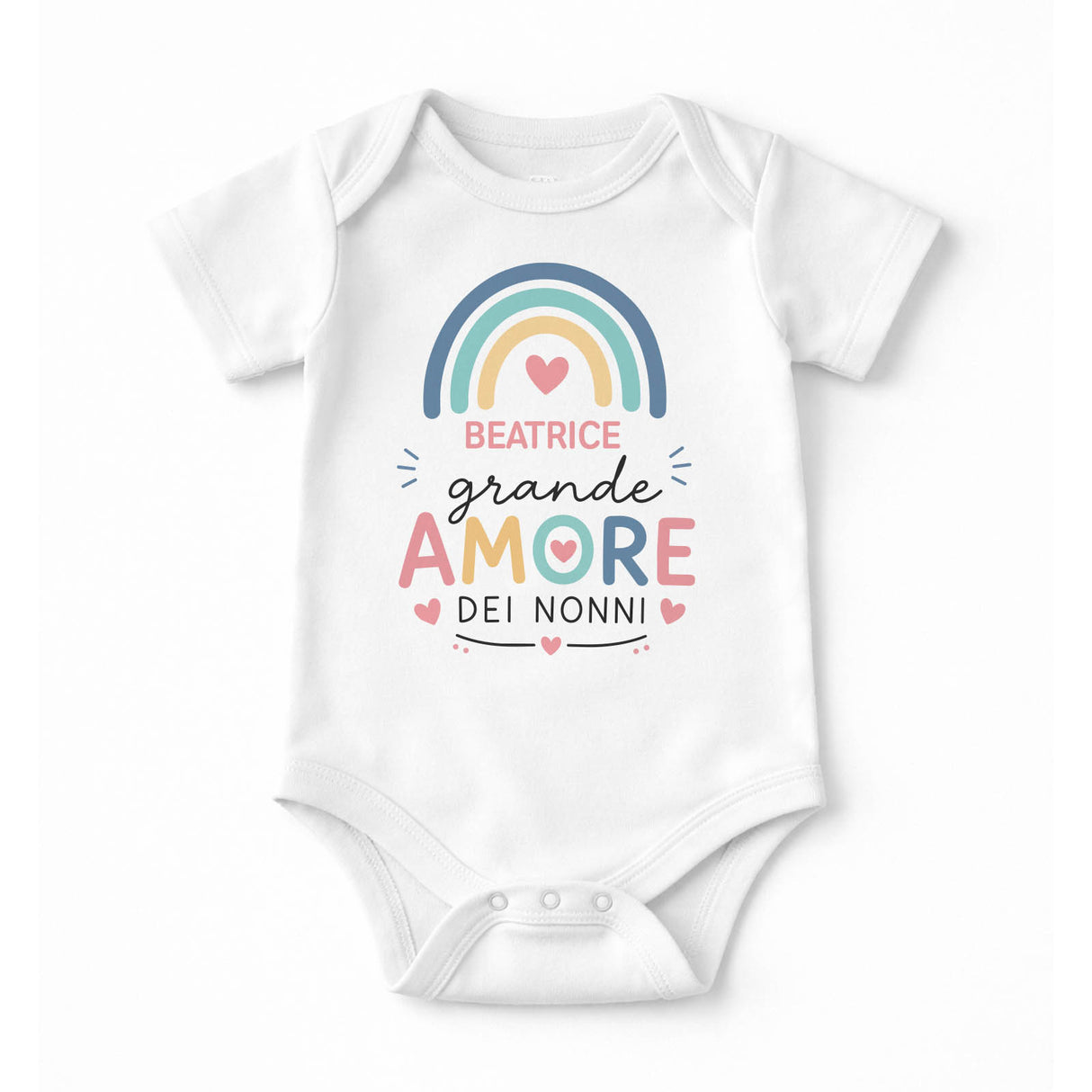 Body neonato bianco con arcobaleno e scritta BEATRICE: grande amore dei nonni