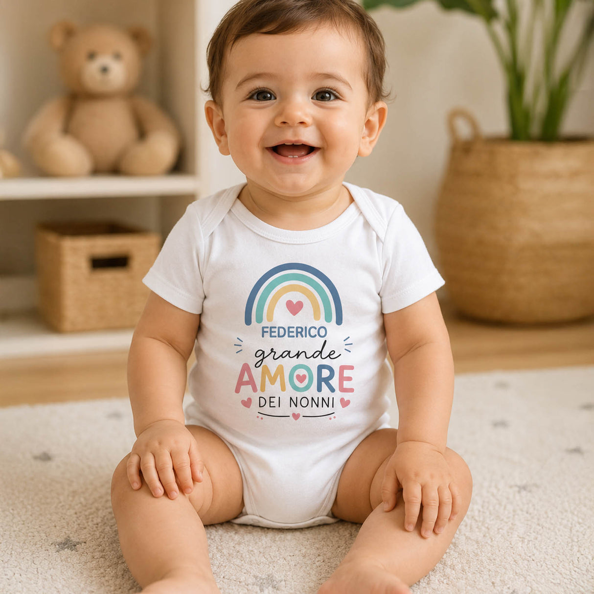 Body neonato bianco con arcobaleno e scritta FEDERICO, grande amore dei nonni