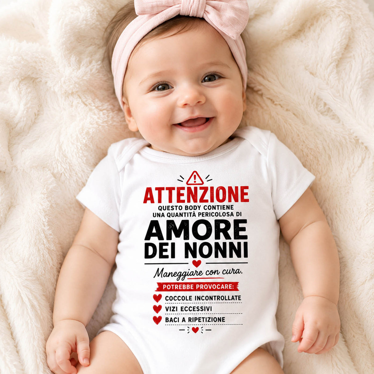 Body neonato bianco con grande stampa frontale ATTENZIONE e AMORE DEI NONNI