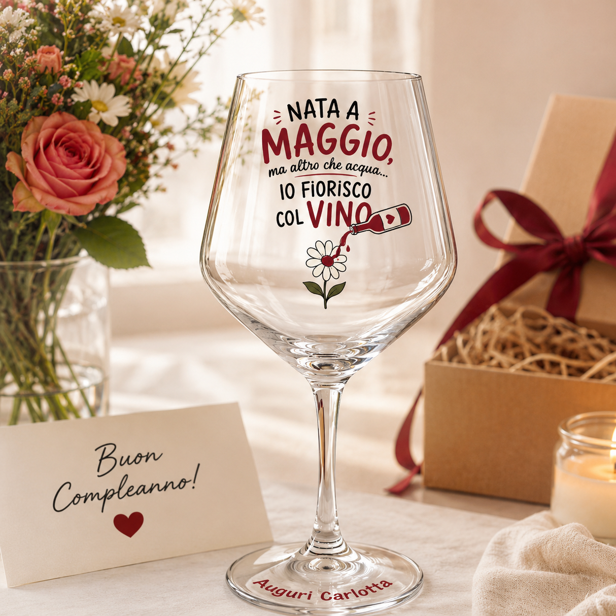 Calice vino in vetro con scritta “NATA A MAGGIO” e fiore, stampa colorata sul davanti.