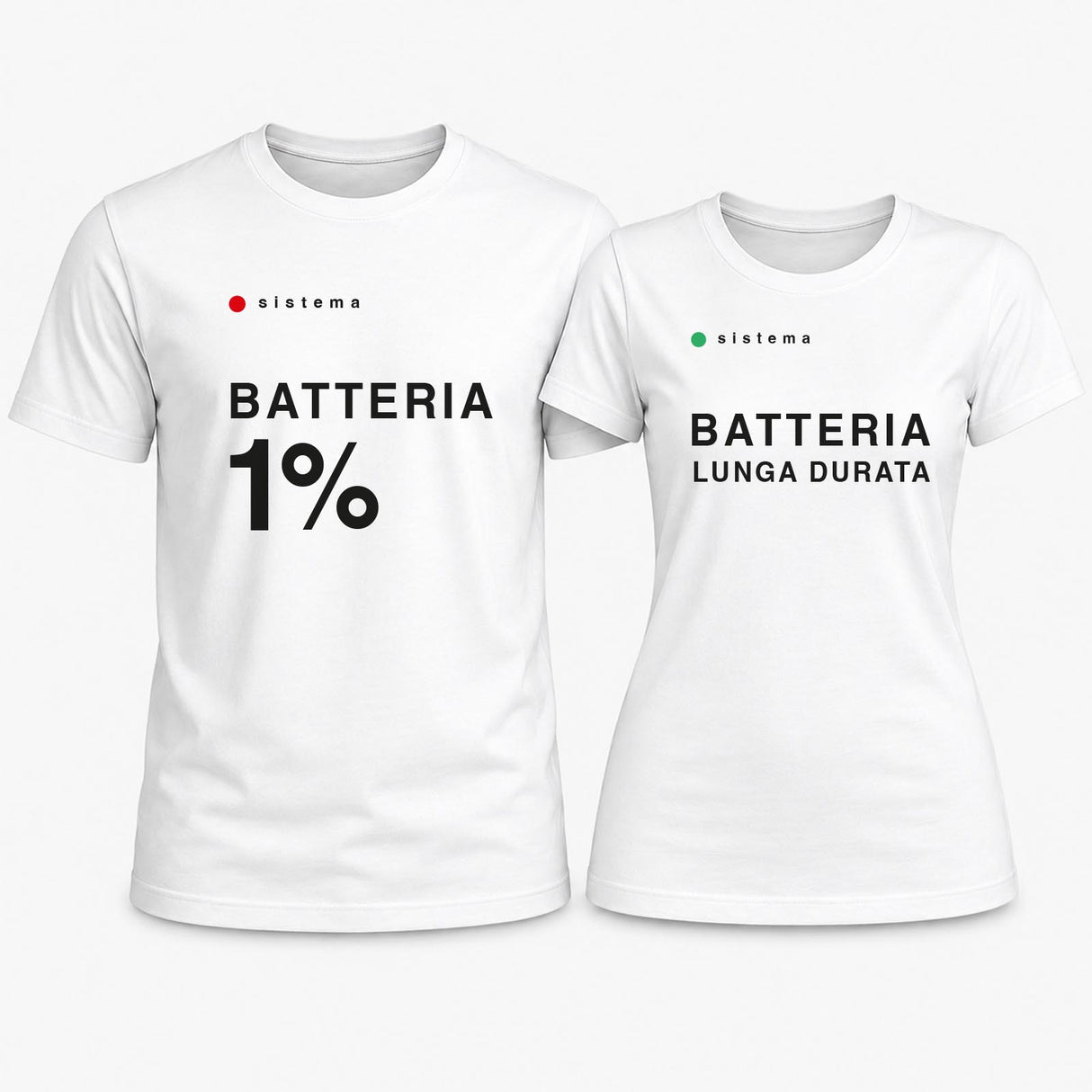 Coppia di magliette bianche con scritte BATTERIA 1% e LUNGA DURATA, logo Sistema