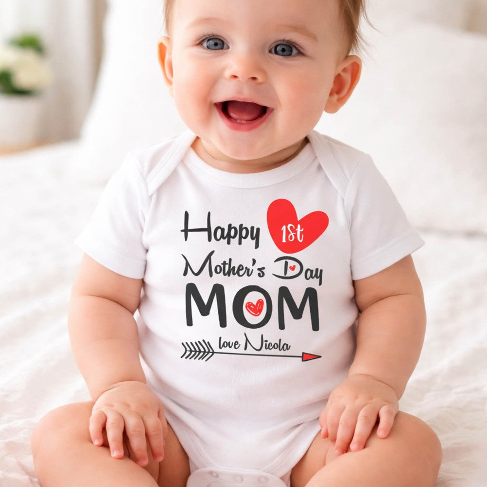 Body neonato bianco con stampa Happy 1st Mother's Day Mom e cuore rosso