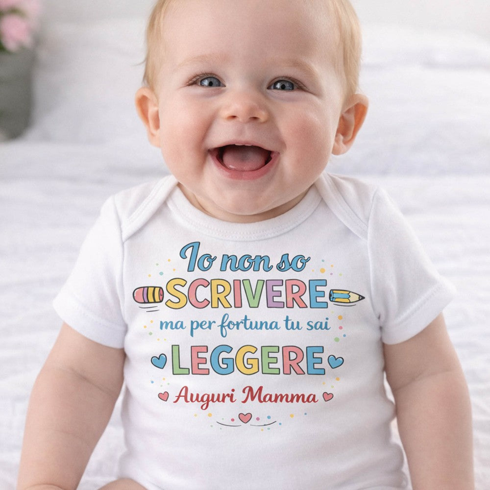 Body bianco con stampa colorata “Io non so scrivere” e cuori, maniche corte