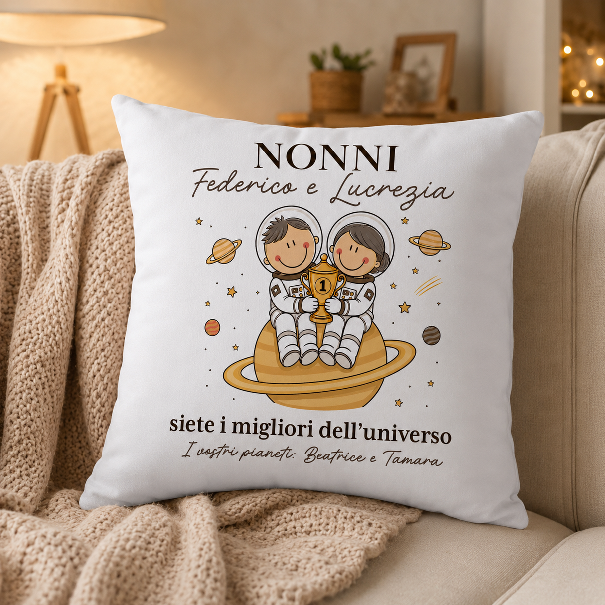 Cuscino bianco personalizzato con astronauti, “NONNI Federico e Lucrezia” e pianeti