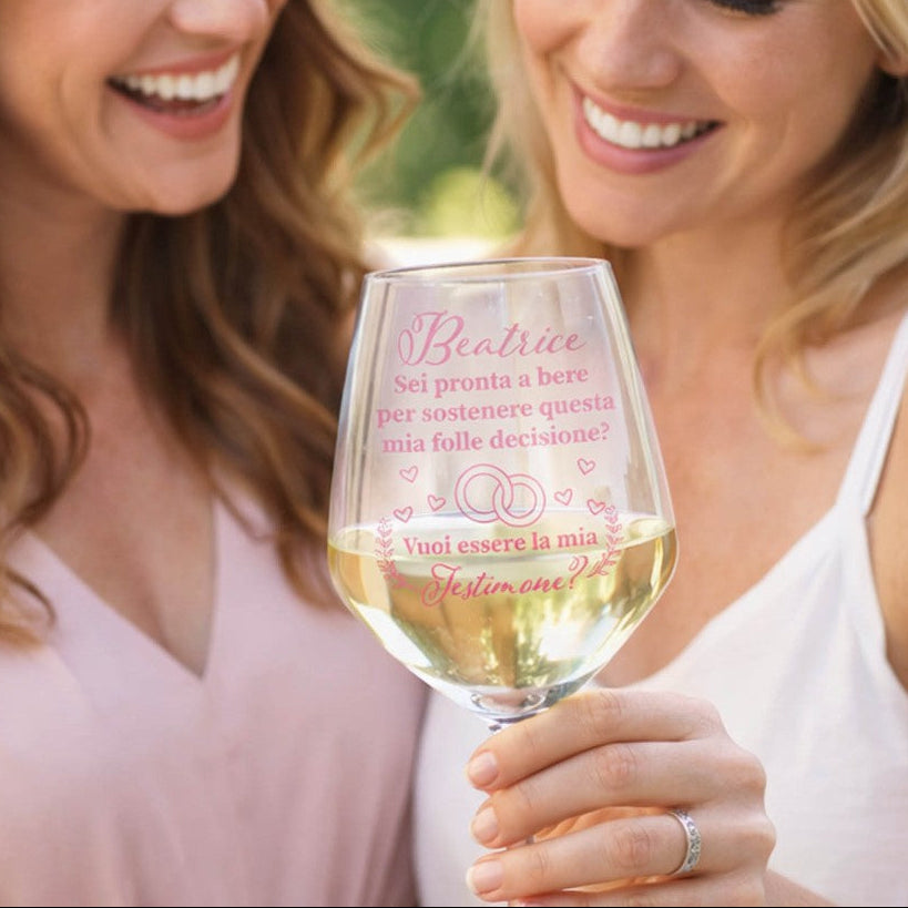 Calice da vino personalizzato in vetro con scritta rosa e cuore, tenuto in mano