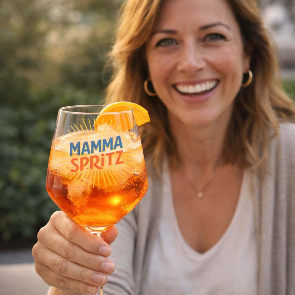 Calice aperitivo in vetro con scritta MAMMA SPRITZ, tenuto in mano