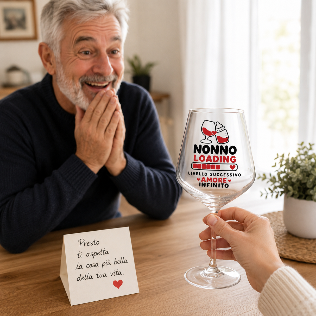 Calice da vino NONNO LOADING con Amore infinito, in mano accanto a biglietto.