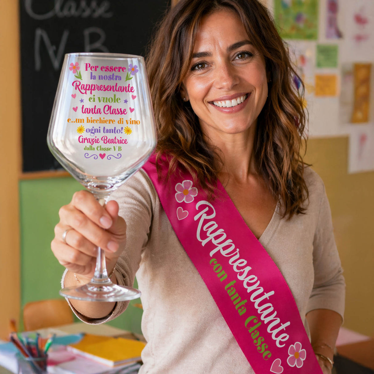 Calice e fascia rosa con scritta “Rappresentante con tanta classe” e fiori