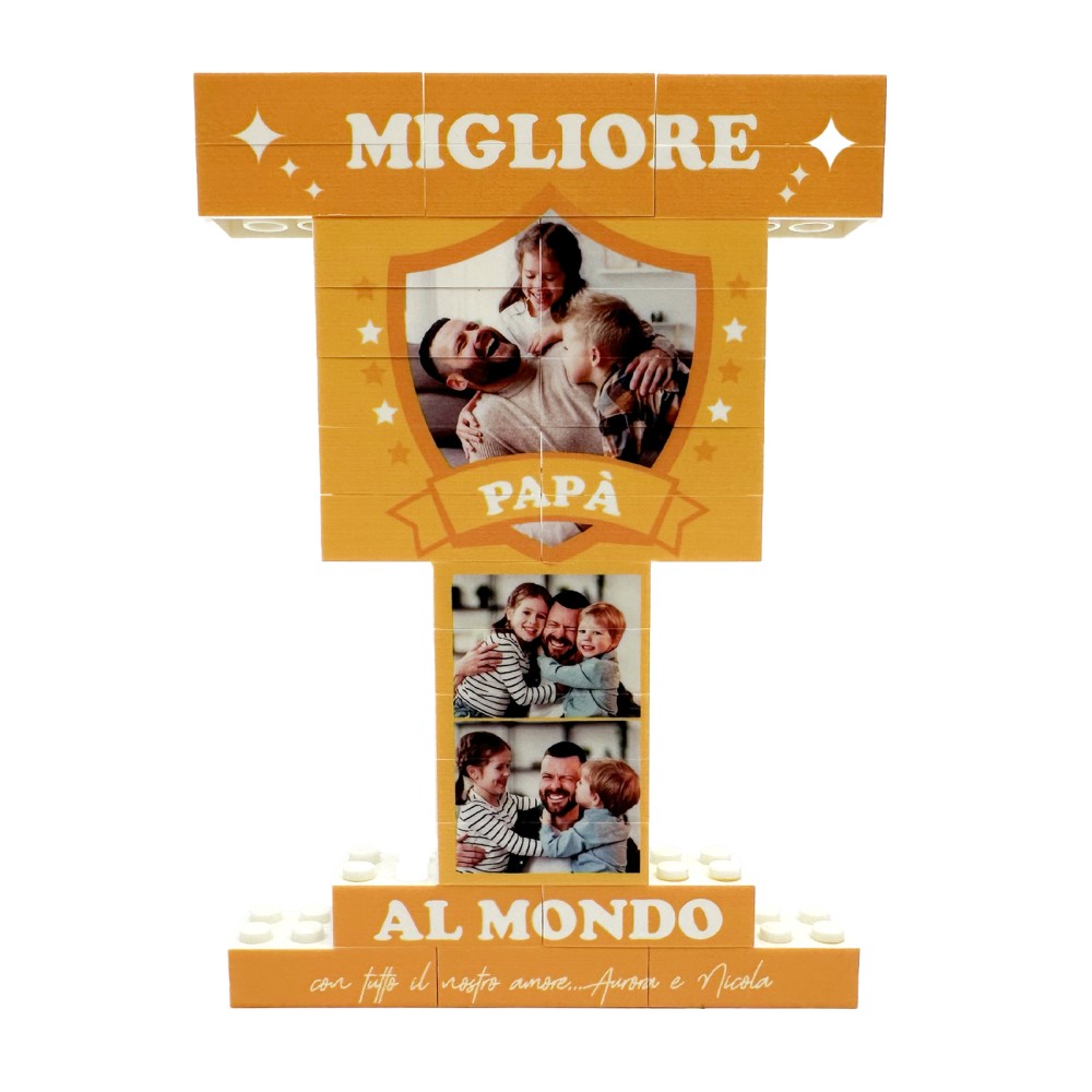 Trofeo di mattoncini arancioni con tre foto e scritta “MIGLIORE” “AL MONDO”