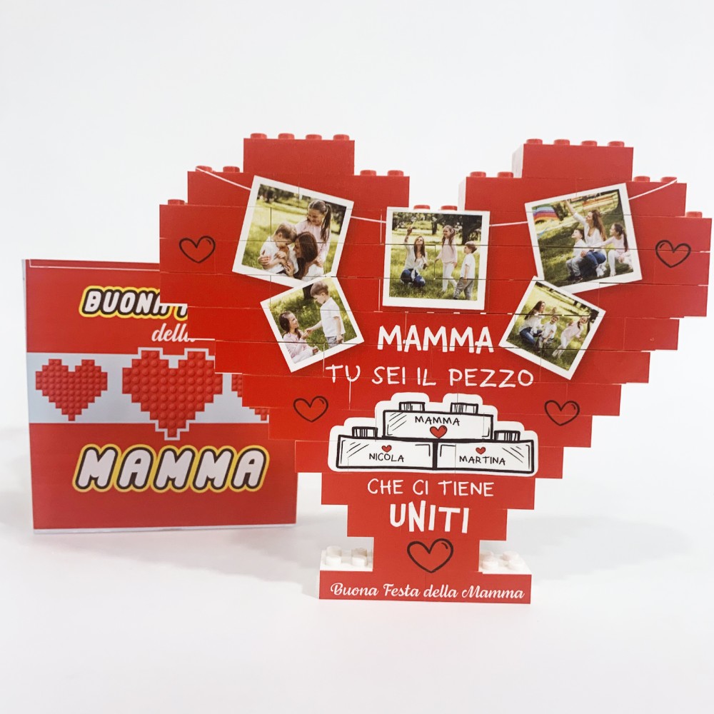 Cuore di mattoncini rossi con foto e scritta “MAMMA… CHE CI TIENE UNITI”