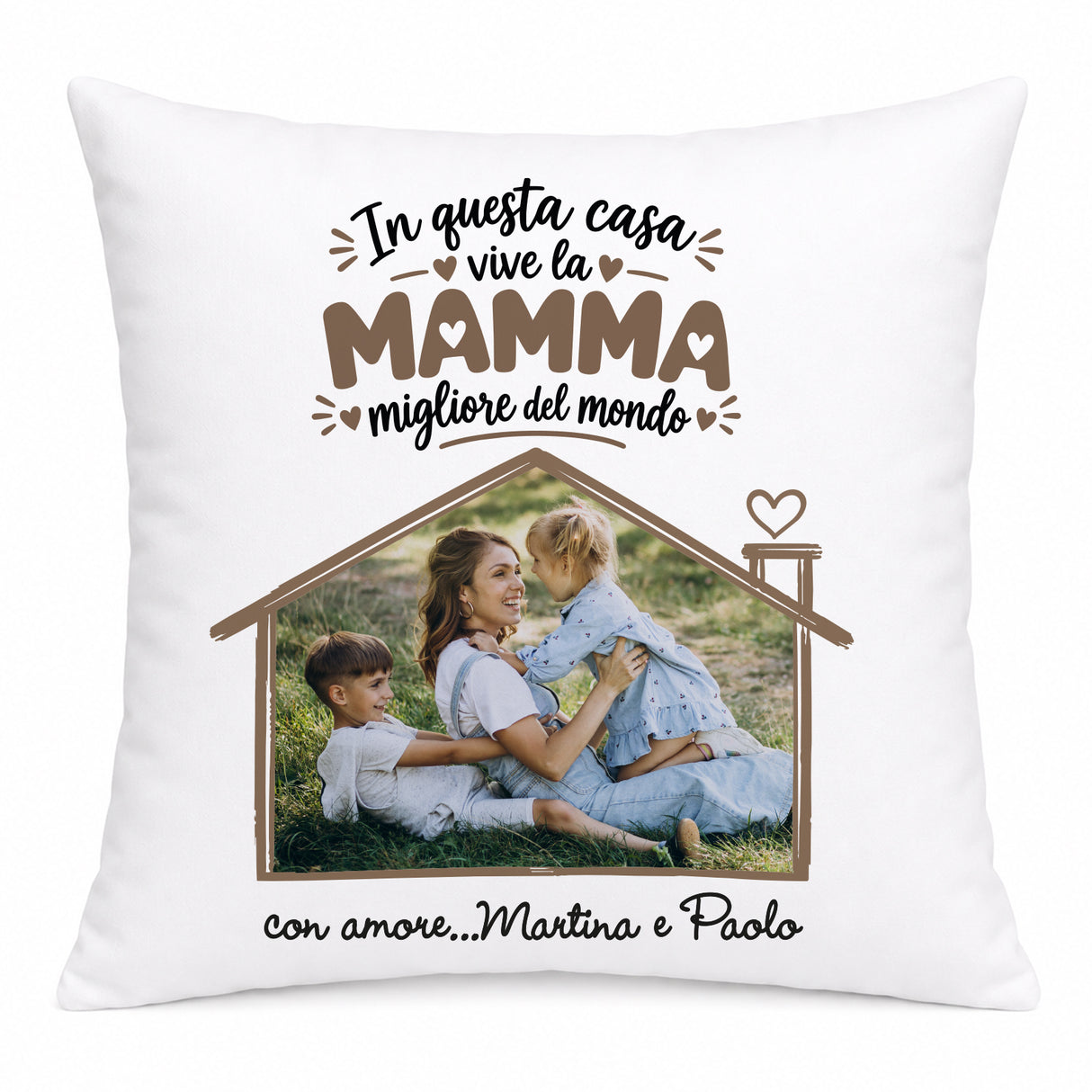 Cuscino bianco con foto famiglia, scritta “In questa casa vive la mamma” e “Martina e Paolo”
