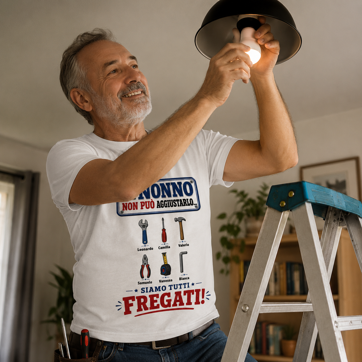 T-shirt bianca con stampa grande e attrezzi colorati, indossata da uomo