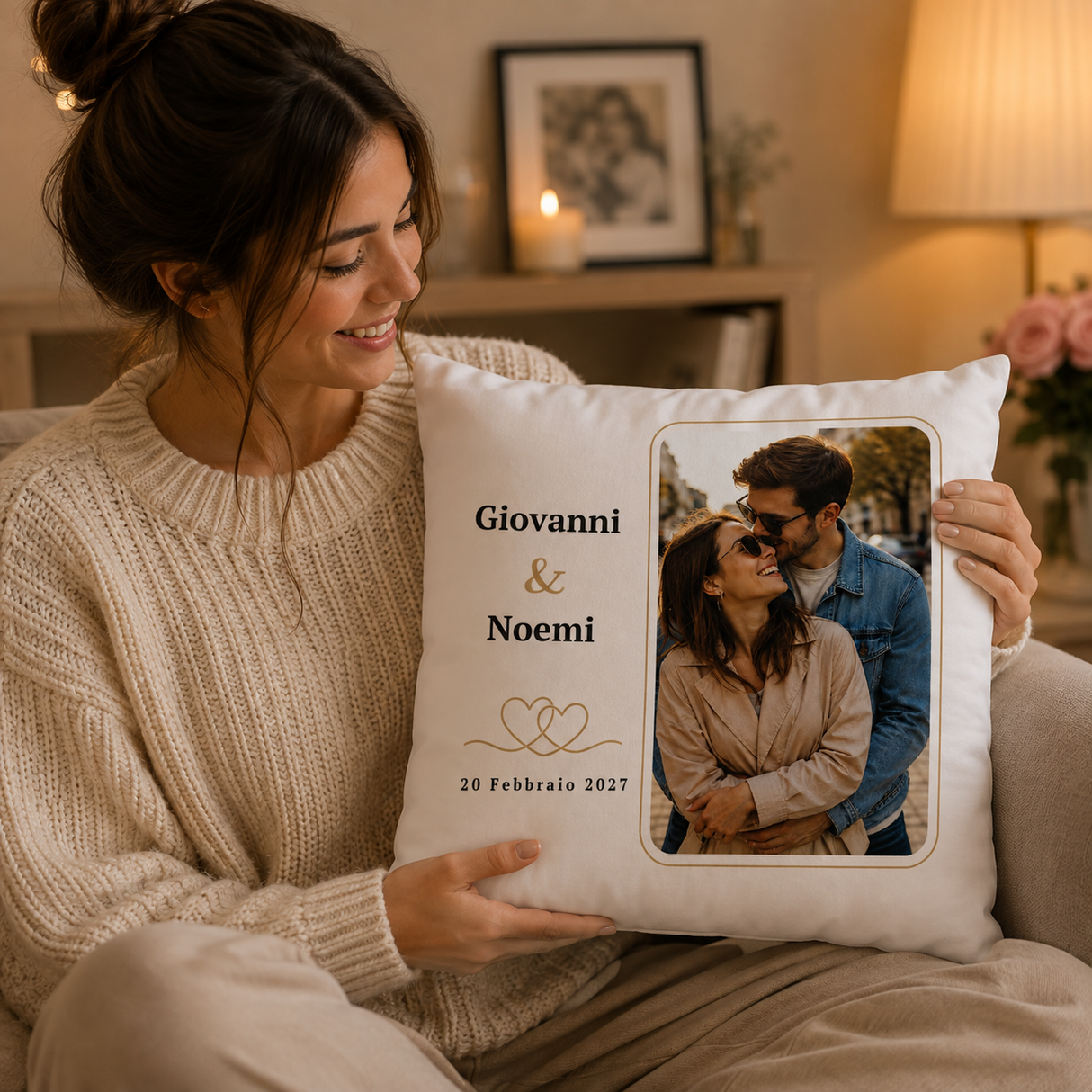 Cuscino bianco personalizzato con foto in riquadro, Giovanni & Noemi e 20/02/2027
