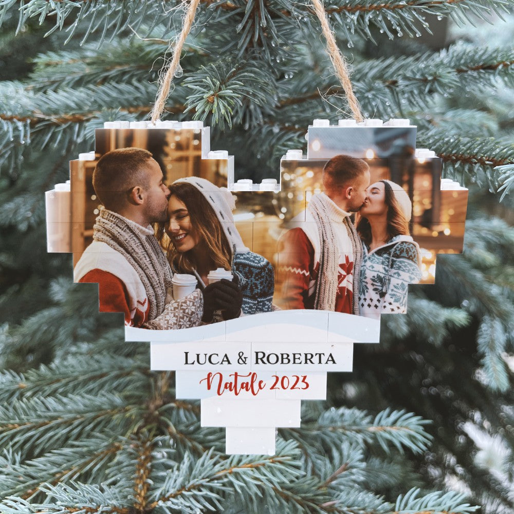 Decorazione natalizia a cuore in mattoncini chiari con scritta bianca “Luca & Roberta”
