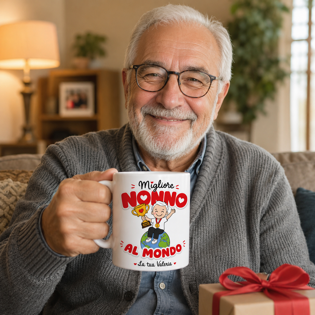 Tazza bianca con manico, “Migliore Nonno al mondo” tenuta da un uomo con barba